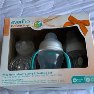 Evenflo wide mouth feeding and soothing kit